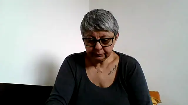 roseblak42 online show from March 15, 9:05 am