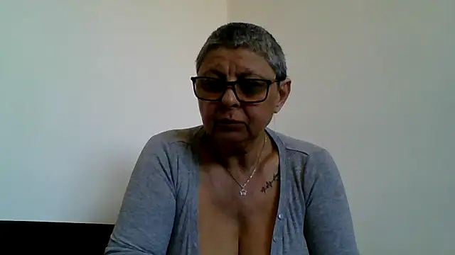 roseblak42 online show from April 19, 4:08 pm