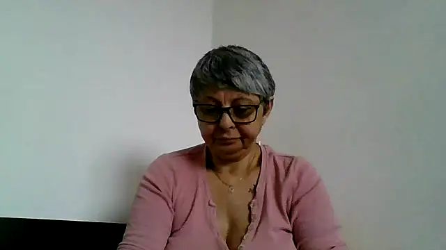 roseblak42 online show from April 2, 10:11 am