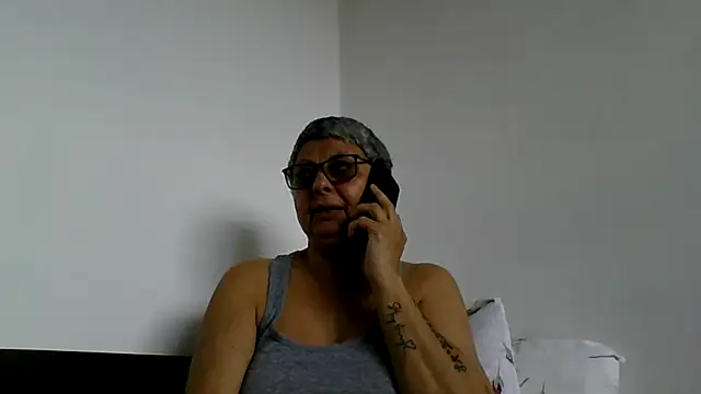 Snapshot of roseblak42 chatting on May 24, 9:09 am roseblak42 online show from May 24, 9:09 am