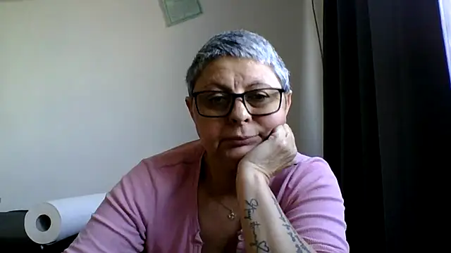 Snapshot of roseblak42 chatting on May 10, 3:25 pm roseblak42 online show from May 10, 3:25 pm