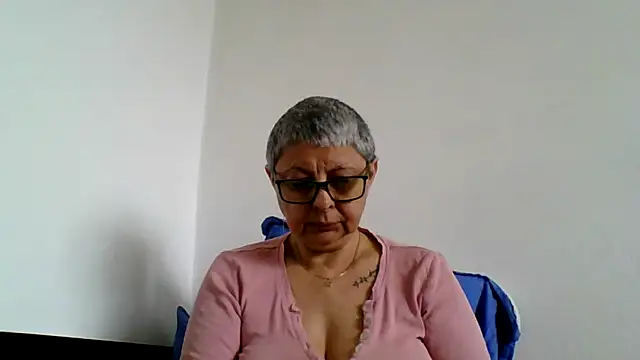Snapshot of roseblak42 chatting on May 9, 8:39 am roseblak42 online show from May 9, 8:39 am