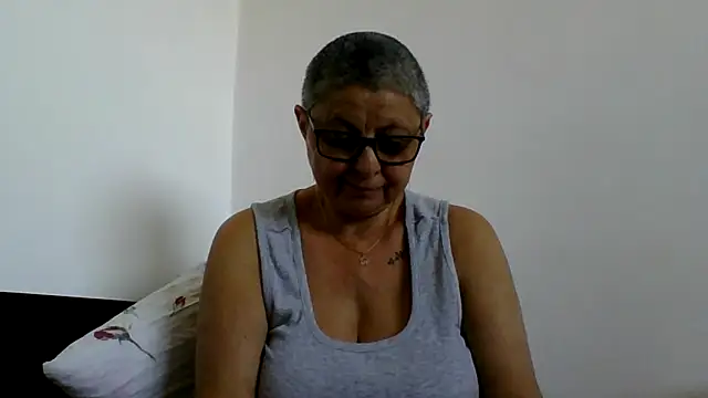 Snapshot of roseblak42 chatting on June 17, 1:54 pm roseblak42 online show from June 17, 1:54 pm