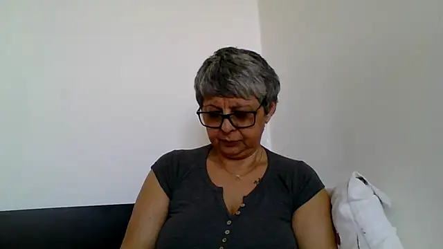 roseblak42 online show from April 7, 8:05 am