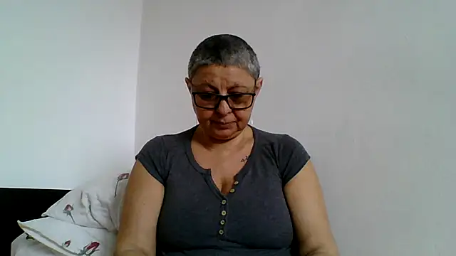 roseblak42 online show from April 8, 10:17 am