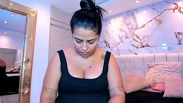 kiana cream online show from April 13, 11:36 am