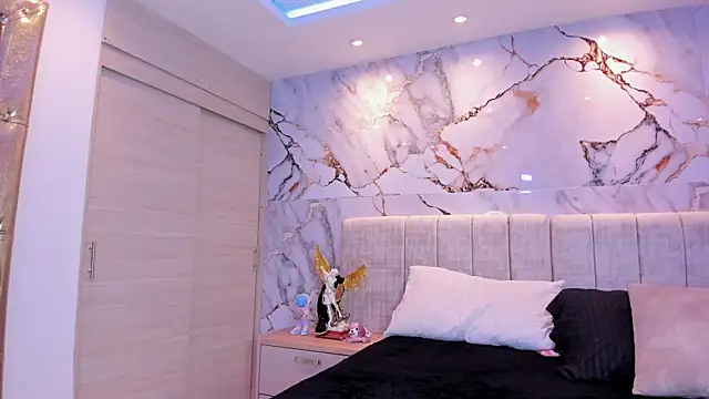 kiana cream online show from October 29, 12:15 pm