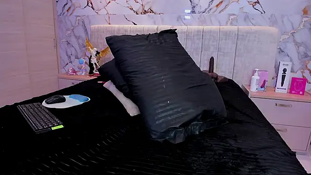 kiana cream online show from November 8, 11:30 pm