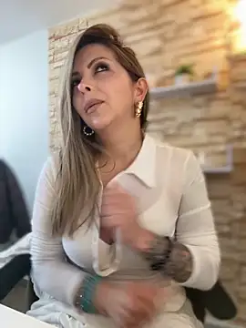 Snapshot of _Abril-Office1 chatting on September 8, 3:44 pm Abril-Office1 online show from September 8, 3:44 pm