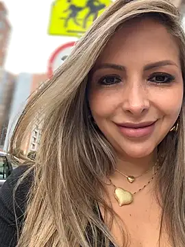 Snapshot of _Abril-Office1 chatting on October 10, 3:24 pm Abril-Office1 online show from October 10, 3:24 pm