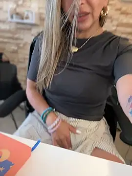 Snapshot of _Abril-Office1 chatting on October 15, 3:20 pm Abril-Office1 online show from October 15, 3:20 pm