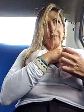 Snapshot of _Abril-Office1 chatting on March 4, 2:32 pm Abril-Office1 online show from March 4, 2:32 pm