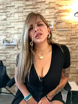 Snapshot of _Abril-Office1 chatting on October 21, 3:33 pm Abril-Office1 online show from October 21, 3:33 pm