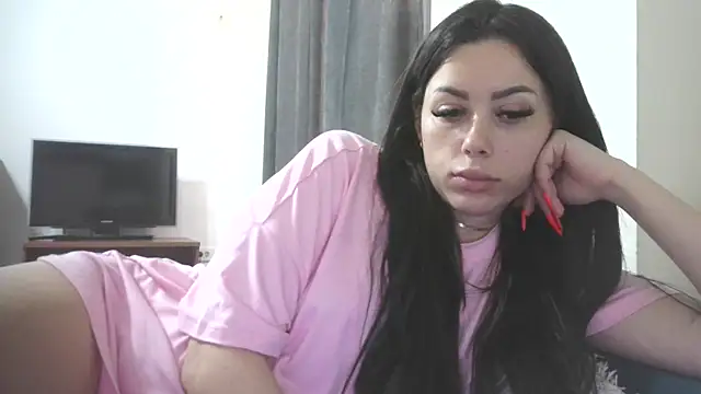 LovelyJulliette online show from April 7, 5:15 pm