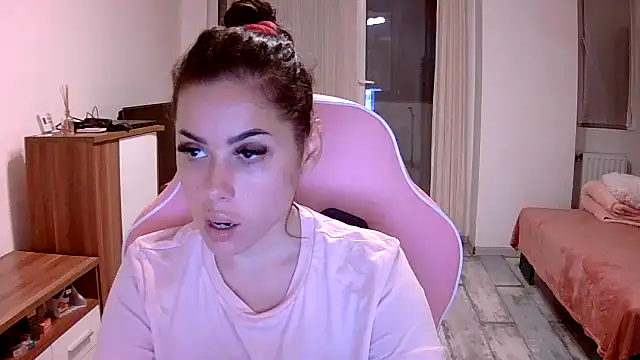 Snapshot of LovelyJulliette chatting on October 6, 5:35 pm LovelyJulliette online show from October 6, 5:35 pm