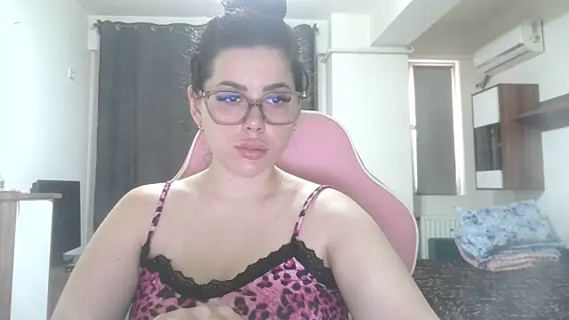 Snapshot of LovelyJulliette chatting on June 7, 11:26 am LovelyJulliette online show from June 7, 11:26 am
