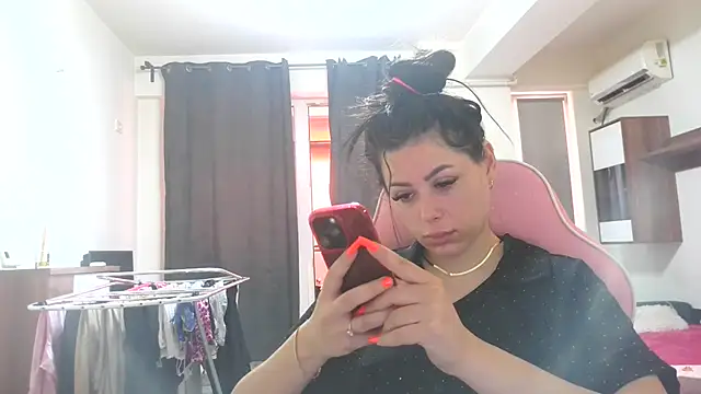 Snapshot of LovelyJulliette chatting on June 19, 12:33 pm LovelyJulliette online show from June 19, 12:33 pm