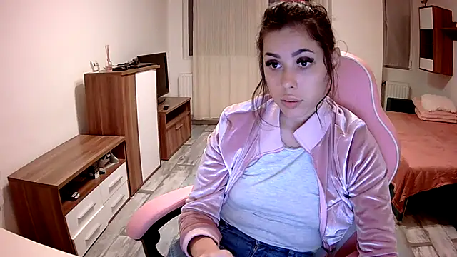 Snapshot of LovelyJulliette chatting on October 4, 7:04 pm LovelyJulliette online show from October 4, 7:04 pm