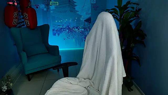 VeliraBraitberg online show from March 5, 1:19 pm