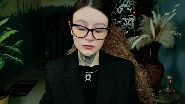 VeliraBraitberg online show from March 4, 1:19 pm