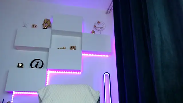 arianatattoos online show from March 30, 8:49 am