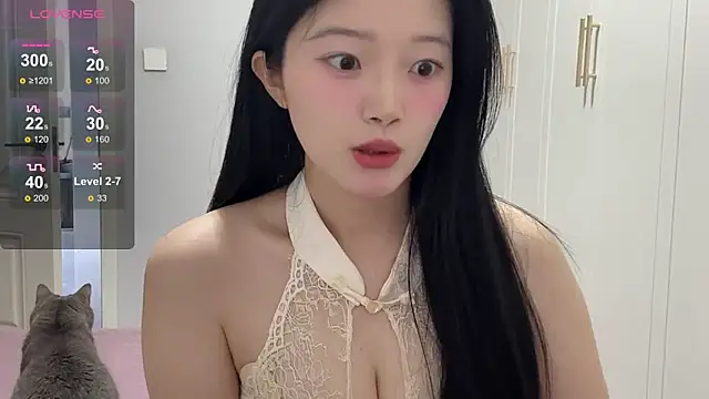 Snapshot of rose-u chatting on October 4, 2:13 am rose-u online show from October 4, 2:13 am