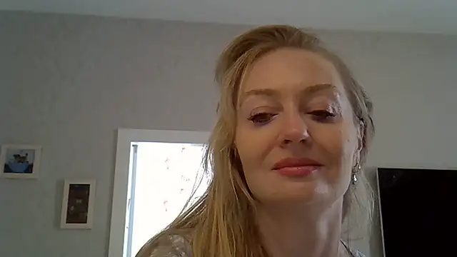 Snapshot of ZarinaSwift chatting on June 17, 9:52 am ZarinaSwift online show from June 17, 9:52 am