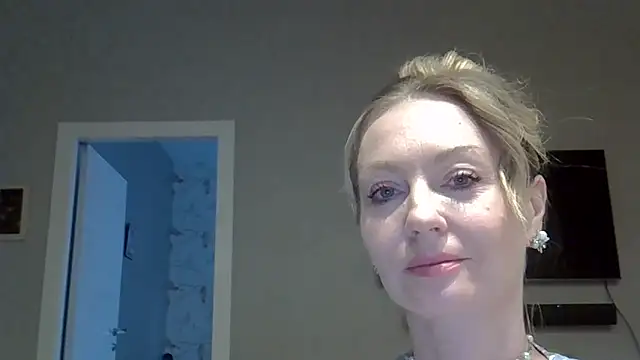 Snapshot of ZarinaSwift chatting on April 26, 8:00 am ZarinaSwift online show from April 26, 8:00 am