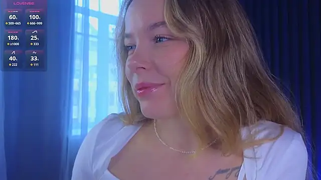 Snapshot of milly_shy chatting on October 28, 6:45 am milly shy online show from October 28, 6:45 am