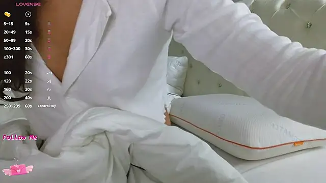 LaraSkinny online show from November 12, 2:15 am