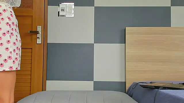 Kiera Thomas online show from December 4, 6:45 am