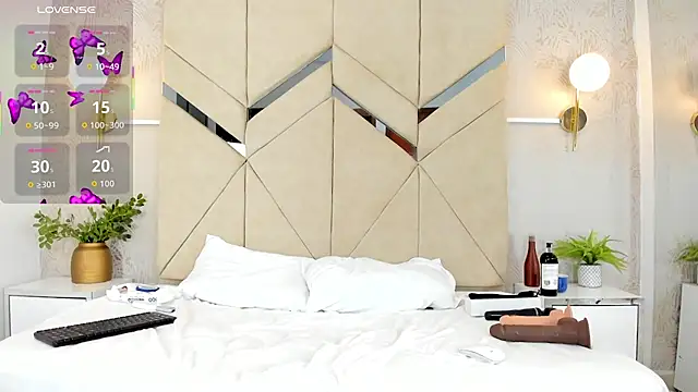 LiaVelez online show from December 1, 1:45 pm