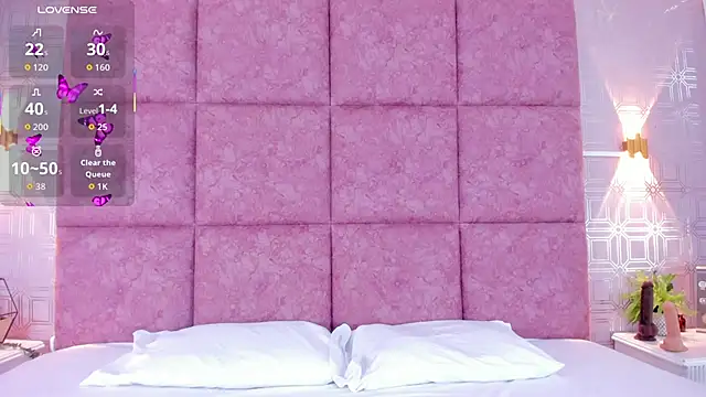 LiaVelez online show from April 7, 1:46 pm