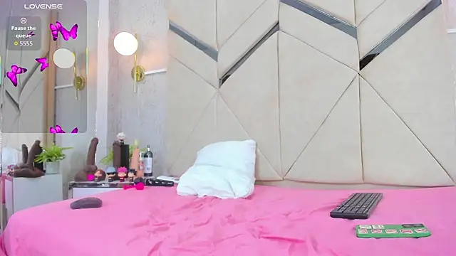 LiaVelez online show from April 18, 2:08 pm