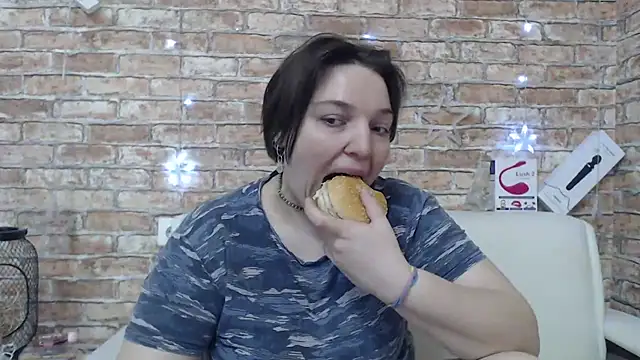 Amelia Kiss  online show from April 15, 1:00 am