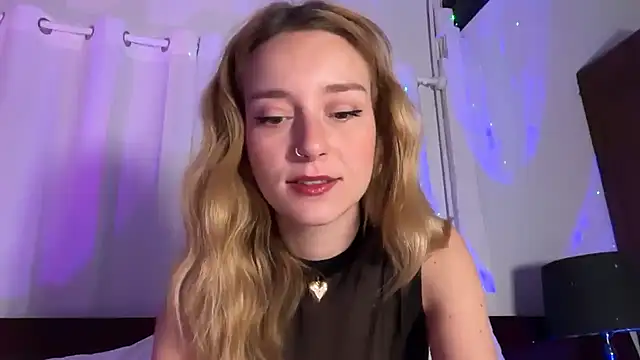 Snapshot of SirenaBelle chatting on June 10, 8:43 pm SirenaBelle online show from June 10, 8:43 pm