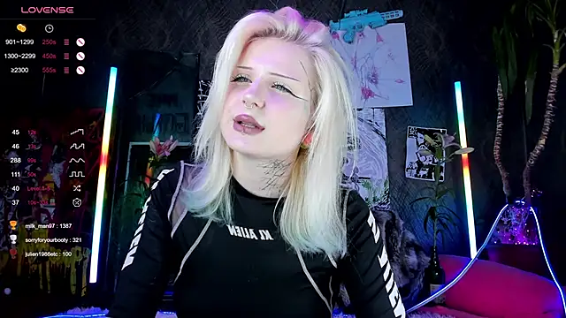 Snapshot of little_grinch666 chatting on March 4, 10:27 pm little grinch666 online show from March 4, 10:27 pm