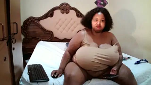 Snapshot of HOTBIGMELONSxx chatting on October 17, 6:50 am HOTBIGMELONSxx online show from October 17, 6:50 am