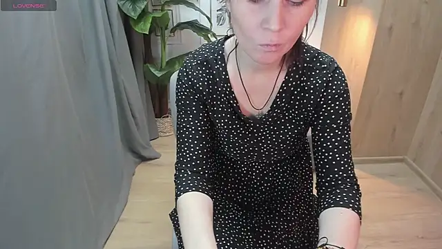 ZoeEast online show from December 12, 2:11 pm