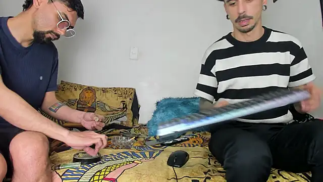 Aaron BigDickxxx online show from March 31, 8:00 pm