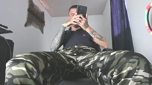 Snapshot of Aaron_BigDickxxx chatting on July 7, 6:55 pm Aaron BigDickxxx online show from July 7, 6:55 pm