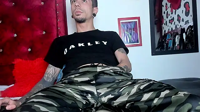 Aaron BigDickxxx online show from March 18, 8:06 am