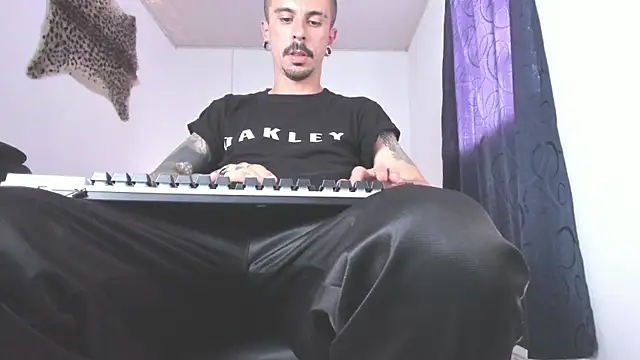 Aaron BigDickxxx online show from June 1, 8:41 pm