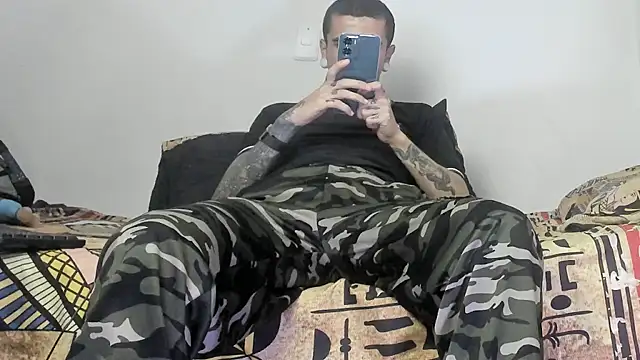 Aaron BigDickxxx online show from November 5, 9:40 pm