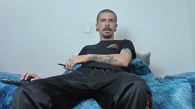 Aaron BigDickxxx online show from October 21, 6:57 am