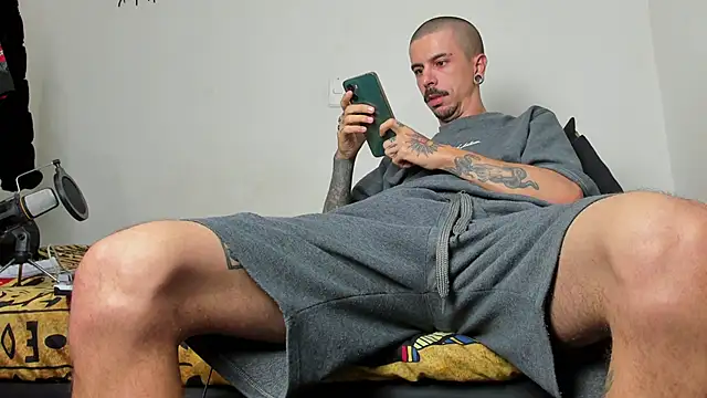 Aaron BigDickxxx online show from March 10, 9:13 am