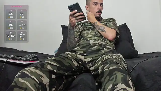 Aaron BigDickxxx online show from November 22, 7:13 pm