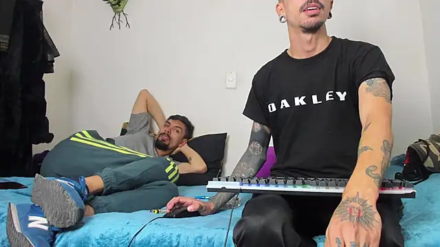 Aaron BigDickxxx online show from April 3, 6:36 pm