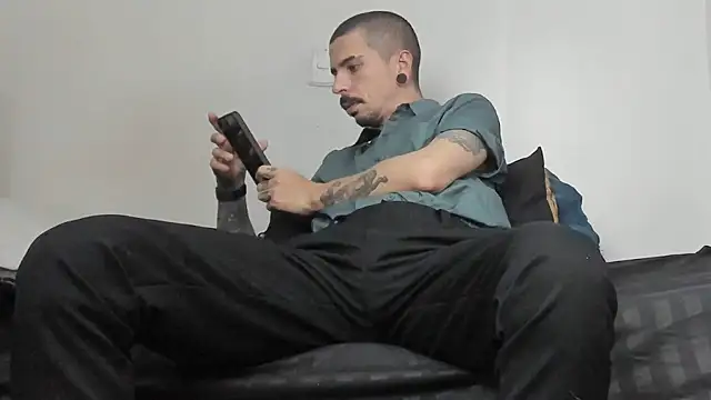 Aaron BigDickxxx online show from October 24, 9:03 pm