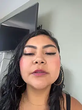Juli Walker online show from May 6, 3:05 pm